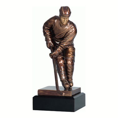 Idrottspris Statyett Ishockey spelare med klubba på svart marmorfot RFST2057