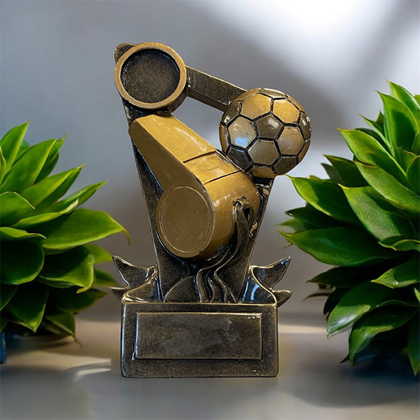 Fotbollsstatyett domarpipa och fotboll 15cm guld