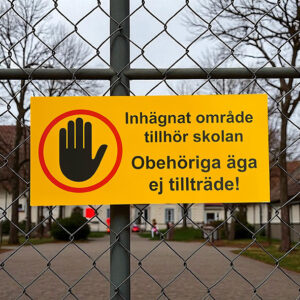Förbudsskylt inhägnat område till hör skolan obehöriga äga ej tillträde