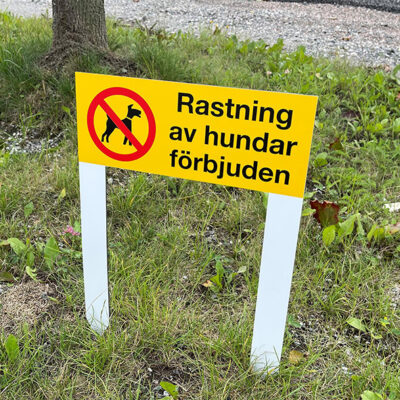 Skylt rastning av hundar förbjuden 300x120mm med markmontering